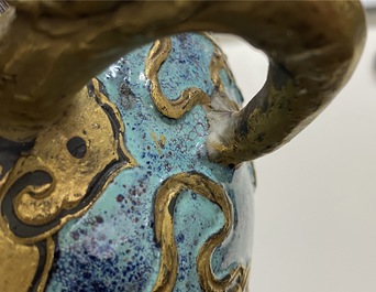 Un vase en porcelaine de Chine 'robin's egg', marque de Qianlong, 19/20&egrave;me