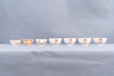 Quatorze tasses et neuf soucoupes en porcelaine de Chine en rouge de fer et dor&eacute;, Kangxi/Qianlong