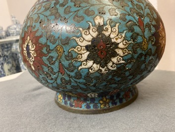 Un vase de forme bouteille en &eacute;maux cloisonn&eacute;s &agrave; d&eacute;cor de rinceaux de lotus, Ming