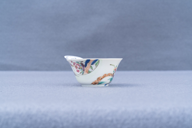 Une tasse et soucoupe en porcelaine de Chine famille rose &agrave; d&eacute;cor de cerfs, Yongzheng
