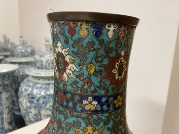 Un vase de forme bouteille en &eacute;maux cloisonn&eacute;s &agrave; d&eacute;cor de rinceaux de lotus, Ming