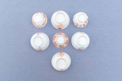 Quatorze tasses et neuf soucoupes en porcelaine de Chine en rouge de fer et dor&eacute;, Kangxi/Qianlong