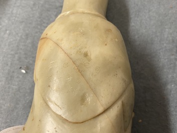 Une figure de Guanyin en pierre &agrave; savon sur socle en bois sculpt&eacute;, Chine, 19&egrave;me