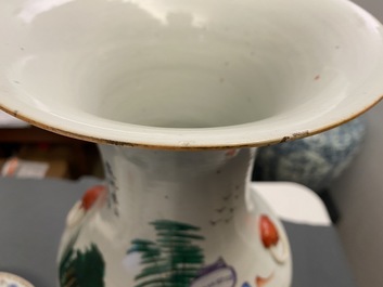 Une paire de vases en porcelaine de Chine famille rose &agrave; d&eacute;cor de figures dans un jardin, 19/20&egrave;me