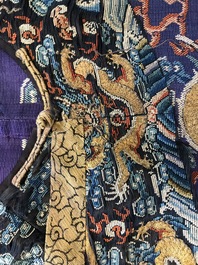 Une robe 'jifu' en soie brod&eacute;e &agrave; d&eacute;cor de dragons &agrave; cinq griffes sur fond violet, Chine, 19&egrave;me
