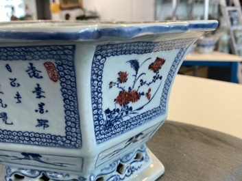 A pair of Chinese blue, white and underglaze red jardini&egrave;res, 18/19th C.