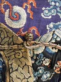 Une robe 'jifu' en soie brod&eacute;e &agrave; d&eacute;cor de dragons &agrave; cinq griffes sur fond violet, Chine, 19&egrave;me
