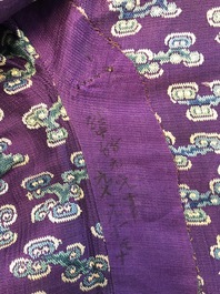 Une robe 'jifu' en soie brod&eacute;e &agrave; d&eacute;cor de dragons &agrave; cinq griffes sur fond violet, Chine, 19&egrave;me