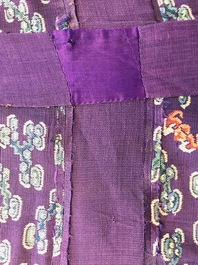 Une robe 'jifu' en soie brod&eacute;e &agrave; d&eacute;cor de dragons &agrave; cinq griffes sur fond violet, Chine, 19&egrave;me