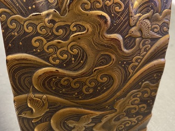 Une selle 'kura' et sa paire d'&eacute;triers 'abumi' en laque dor&eacute;e, Japon, Muromachi, 16&egrave;me