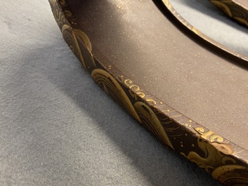Une selle 'kura' et sa paire d'&eacute;triers 'abumi' en laque dor&eacute;e, Japon, Muromachi, 16&egrave;me