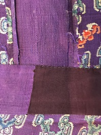 Une robe 'jifu' en soie brod&eacute;e &agrave; d&eacute;cor de dragons &agrave; cinq griffes sur fond violet, Chine, 19&egrave;me