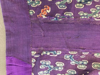 Une robe 'jifu' en soie brod&eacute;e &agrave; d&eacute;cor de dragons &agrave; cinq griffes sur fond violet, Chine, 19&egrave;me