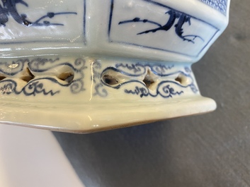 A pair of Chinese blue, white and underglaze red jardini&egrave;res, 18/19th C.