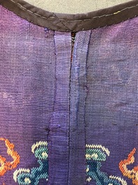 Une robe 'jifu' en soie brod&eacute;e &agrave; d&eacute;cor de dragons &agrave; cinq griffes sur fond violet, Chine, 19&egrave;me