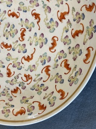 Un plat en porcelaine de Chine famille rose &agrave; d&eacute;cor de '100 chauve-souris', marque et &eacute;poque de Guangxu