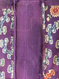 Une robe 'jifu' en soie brod&eacute;e &agrave; d&eacute;cor de dragons &agrave; cinq griffes sur fond violet, Chine, 19&egrave;me