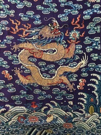 Une robe 'jifu' en soie brod&eacute;e &agrave; d&eacute;cor de dragons &agrave; cinq griffes sur fond violet, Chine, 19&egrave;me