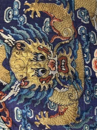 Une robe 'jifu' en soie brod&eacute;e &agrave; d&eacute;cor de dragons &agrave; cinq griffes sur fond violet, Chine, 19&egrave;me