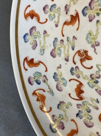 Un plat en porcelaine de Chine famille rose &agrave; d&eacute;cor de '100 chauve-souris', marque et &eacute;poque de Guangxu