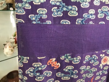 Une robe 'jifu' en soie brod&eacute;e &agrave; d&eacute;cor de dragons &agrave; cinq griffes sur fond violet, Chine, 19&egrave;me