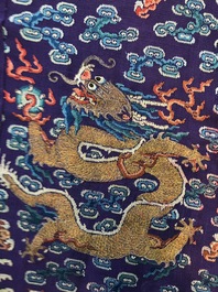 Une robe 'jifu' en soie brod&eacute;e &agrave; d&eacute;cor de dragons &agrave; cinq griffes sur fond violet, Chine, 19&egrave;me