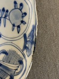 Trois assiettes en porcelaine de Chine en bleu et blanc de type kraak, Wanli