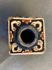 Une bo&icirc;te &agrave; th&eacute; en fa&iuml;ence noire de Delft, d&eacute;but du 18&egrave;me