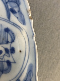 Trois assiettes en porcelaine de Chine en bleu et blanc de type kraak, Wanli