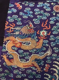 Une robe 'jifu' en soie brod&eacute;e &agrave; d&eacute;cor de dragons &agrave; cinq griffes sur fond violet, Chine, 19&egrave;me