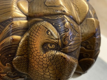 Une selle 'kura' et sa paire d'&eacute;triers 'abumi' en laque dor&eacute;e, Japon, Muromachi, 16&egrave;me