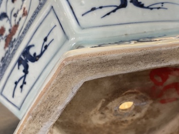 A pair of Chinese blue, white and underglaze red jardini&egrave;res, 18/19th C.