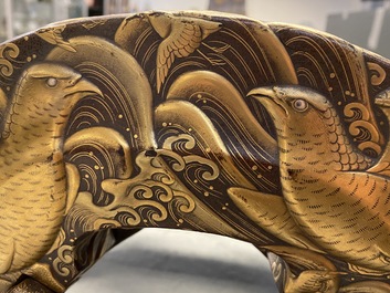 Une selle 'kura' et sa paire d'&eacute;triers 'abumi' en laque dor&eacute;e, Japon, Muromachi, 16&egrave;me