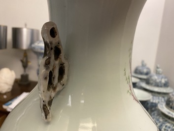 Une paire de vases en porcelaine de Chine famille rose &agrave; d&eacute;cor de dames dans un jardin, 19/20&egrave;me