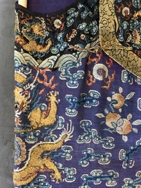 Une robe 'jifu' en soie brod&eacute;e &agrave; d&eacute;cor de dragons &agrave; cinq griffes sur fond violet, Chine, 19&egrave;me