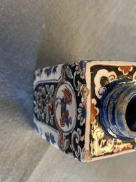 Une bo&icirc;te &agrave; th&eacute; en fa&iuml;ence noire de Delft, d&eacute;but du 18&egrave;me