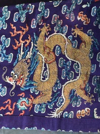 Une robe 'jifu' en soie brod&eacute;e &agrave; d&eacute;cor de dragons &agrave; cinq griffes sur fond violet, Chine, 19&egrave;me