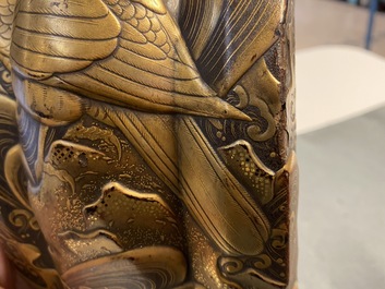 Une selle 'kura' et sa paire d'&eacute;triers 'abumi' en laque dor&eacute;e, Japon, Muromachi, 16&egrave;me