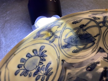 Trois assiettes en porcelaine de Chine en bleu et blanc de type kraak, Wanli