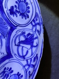 Trois assiettes en porcelaine de Chine en bleu et blanc de type kraak, Wanli