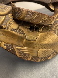 Une selle 'kura' et sa paire d'&eacute;triers 'abumi' en laque dor&eacute;e, Japon, Muromachi, 16&egrave;me