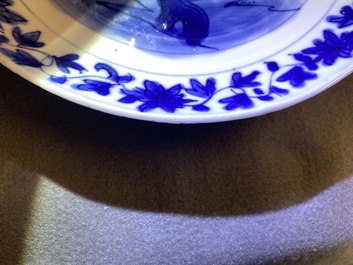 Cinq assiettes en porcelaine de Chine en bleu et blanc de type kraak, Wanli