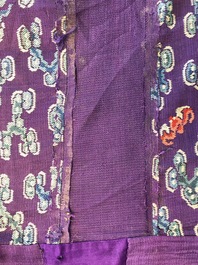 Une robe 'jifu' en soie brod&eacute;e &agrave; d&eacute;cor de dragons &agrave; cinq griffes sur fond violet, Chine, 19&egrave;me