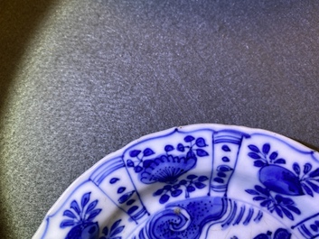 Cinq assiettes en porcelaine de Chine en bleu et blanc de type kraak, Wanli