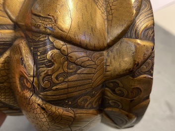 Une selle 'kura' et sa paire d'&eacute;triers 'abumi' en laque dor&eacute;e, Japon, Muromachi, 16&egrave;me