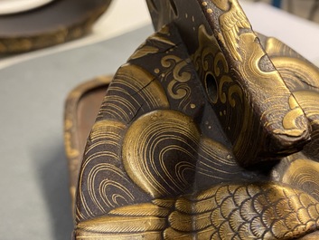 Une selle 'kura' et sa paire d'&eacute;triers 'abumi' en laque dor&eacute;e, Japon, Muromachi, 16&egrave;me