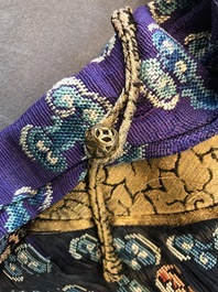 Une robe 'jifu' en soie brod&eacute;e &agrave; d&eacute;cor de dragons &agrave; cinq griffes sur fond violet, Chine, 19&egrave;me