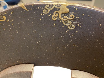Une selle 'kura' et sa paire d'&eacute;triers 'abumi' en laque dor&eacute;e, Japon, Muromachi, 16&egrave;me