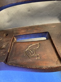 Une selle 'kura' et sa paire d'&eacute;triers 'abumi' en laque dor&eacute;e, Japon, Muromachi, 16&egrave;me