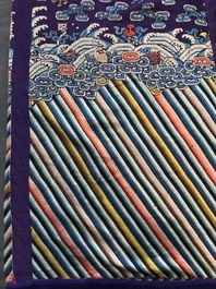 Une robe 'jifu' en soie brod&eacute;e &agrave; d&eacute;cor de dragons &agrave; cinq griffes sur fond violet, Chine, 19&egrave;me